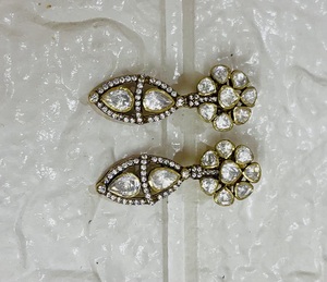 Pendientes de tuerca clásicos de lujo con diseño floral en forma de pera redonda, chapados en oro, de Amaira Jewels, para mujer, ideales para fiestas. - Product Image 1