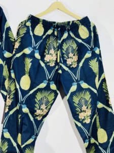Conjunto de Pijama con Estampado Tropical Azul Marino |   Ropa de Casa de Algodón para Mujer |   Conjunto de Ropa de Dormir Pineapple Bird - Product Image 4