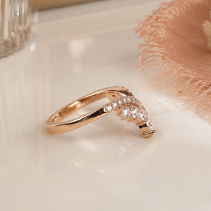 Bague Chevron en Diamant Poire Cultivé en Laboratoire en Or Rose 18 carats |   Bague de promesse minimaliste incurvée empilable pour femme, idéale pour un anniversaire de mariage - Product Image 2