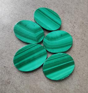 มาลาไคต์ธรรมชาติทรงรีแบบคาโบชอง หินพลอยเม็ดเดี่ยวสำหรับทำเครื่องประดับ วัสดุงานฝีมือ และของสะสม - Product Image 1