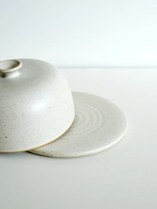 Mantequillera Minimalista con Tapa Abombada, Perilla de Fácil Apertura, Acabado Mate Suave, Plato Compacto, Elegante Almacenamiento de Mantequilla para Cocina - Product Image 3