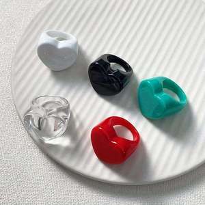 Porta Anillos Esculpido a Mano en Acrílico, Forma Personalizada, Artículo Coleccionable Decorativo, AL MALIK CRAFT AMC, Regalo Tradicional para Bodas y Festividades - Product Image 3