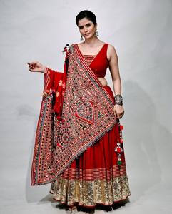 Conjunto de Lehenga Choli de Algodón Rojo con Bordado de Espejo y Dupatta de Encaje para Bodas y Fiestas de Diwali - Prenda Elástica de Estilo Indio-Pakistaní - Product Image 1