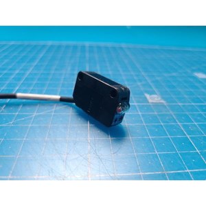 Sensor Fotoeléctrico KEYENCE PZ2-61, Receptor Usado Como Está, Piezas de Equipos Semiconductores de Época - Product Image 1