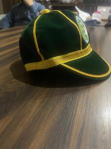 Gorra de terciopelo con bordado personalizado de letras, venta al por mayor, OEM, ODM, visera plana, ajustada, para graduación, unisex, con logo académico - Product Image 3