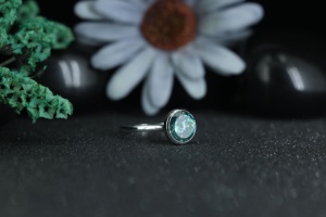 Bague de fiançailles minimaliste en moissanite taille ronde de luxe, en argent sterling 925 avec sertissage clos, bijoux personnalisés en gros - Product Image 3