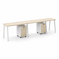 Bureau de travail linéaire rectangulaire moderne avec plateau en bois clair, cadres blancs inclinés, meuble de rangement mobile, usage commercial