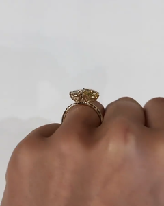 Anillo Solitario de Dos Piedras con Diamante Amarillo en Forma de Pera de 2.4 CT y Diamante Cultivado en Laboratorio con Corte Marquise de 1.4 CT, Certificado IGI - Product Image 4