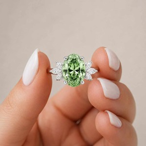 Anillo de Compromiso Moderno con Corte Oval Esmeralda, Engaste de Oro de 18K con Diseño de Flor, Joyería Fina Clásica para Mujer - Product Image 4