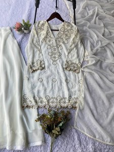 เสื้อท็อปปักลายลูกปัดผ้าจอร์เจตต์สีขาว พร้อมกางเกงปาลาซโซ่ ผ้าลูกไม้ และผ้าคลุมไหล่ปักลายลูกปัด - Product Image 1