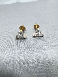 Pendientes de Diamantes con Corte Triangular, Oro Sólido de 18K, Engaste de Garra, Joyería Geométrica Minimalista para Uso Diario de Mujer - Product Image 1