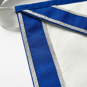 Tablier maçonnique personnalisé en cuir blanc avec bordure bleue, broderie argentée, symboles de compas carrés, style classique SMART SHINE ENTERPRISES - Product Image 4