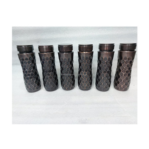 Botella de agua de cobre de alta calidad, ideal para la hidratación diaria, que apoya el bienestar y los hábitos saludables. - Product Image 3