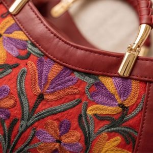 Sac à main bohème en coton bordeaux avec broderie cachemire motif bouquet tropical et fermeture éclair unique pour les voyages en extérieur - Product Image 5