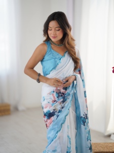 Sari de poliéster azul con estampado digital y trabajo de espejo para mujer, estilo indio-pakistaní, largo hasta el suelo, corte regular, para bodas. - Product Image 4