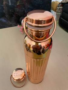 Bouteille d'eau réutilisable en cuivre pur avec couvercle, faite à la main, bouteille ayurvédique traditionnelle, utilisation en voyage, logo personnalisé, vente en gros - Product Image 2