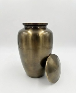 Urne antique élégante, design dôme lisse, récipient commémoratif en métal avec finition laiton chaud et couvercle décoratif sécurisé - Product Image 2