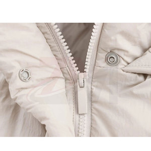 Veste courte matelassée pour femme avec capuche, fermeture éclair, couleur unie, vêtement d'hiver, manches longues, matière polyester - Product Image 4