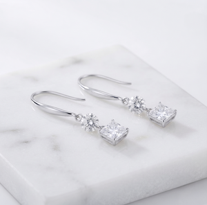 Pendientes colgantes de oro blanco de 18 quilates para mujer, con corte princesa y brillante redondo, clásicos para bodas, con diamantes cultivados en laboratorio, certificados por IGI - Product Image 2