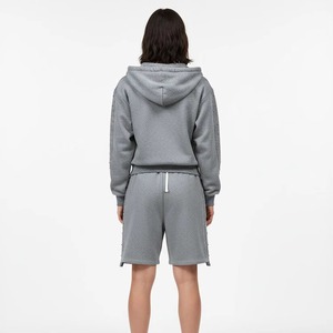 Ensemble survêtement décontracté unisexe 2 pièces avec logo personnalisé, sweat à capuche gris zippé et short en maille gaufrée texturée cloutée, style streetwear OEM ODM - Product Image 2