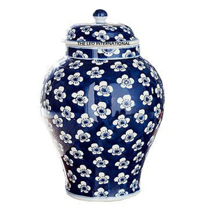 Jarrón de Lujo con Esmalte Blanco y Líneas Azules, Jarrón Grande Tipo Ginger Jar para Mesa de Hotel, Arreglo Floral Moderno con Tapa - Product Image 4