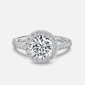 Anillo de Compromiso o Aniversario de Plata de Ley 925 con Diseño Único Estilo Vintage, Clásico Halo con Pavé de Moissanita y Baño de Oro - Product Image 1