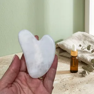 Outil Gua Sha en porcelaine blanche de qualité supérieure, plaque de massage pour le visage et le cuir chevelu, accessoire de beauté et de bien-être en céramique lisse - Product Image 3