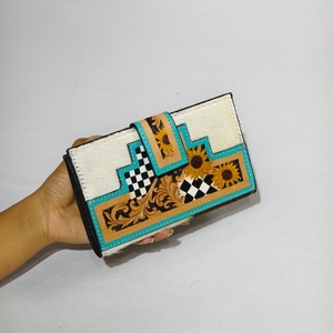 Cartera Larga de Cuero Genuino Hecha a Mano para Mujer, Estilo Bohemio con Patrón Geométrico y Flores en Relieve, Cierre de Hebilla - Product Image 2