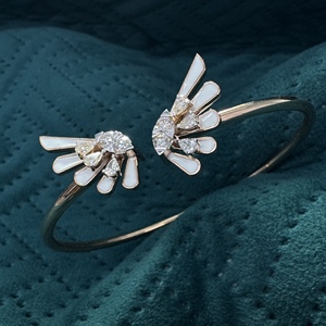 กำไลข้อมือรูปปีกทองคำโรสโกลด์ 18K ประดับเพชรทรงหยดน้ำและทรงกลมเพาะเลี้ยง 0.548 กะรัต น้ำหนัก 10.62 กรัม ทองคำแท้ ของขวัญสำหรับผู้หญิง เครื่องประดับสำหรับงานปาร์ตี้ - Product Image 2