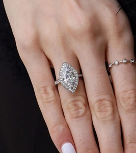 Anillo de compromiso de moissanita con corte marquesa de 2.70 TC, halo vintage, oro blanco de 14k, banda catedral y puente pavé - Product Image 4