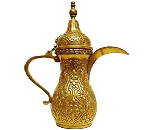 Cafetière Dallah en métal arabe pour la décoration intérieure, idéale pour servir et présenter le café traditionnel - Product Image 1