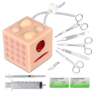 Kit d'entraînement à la suture pour étudiants en médecine : porte-aiguille, forceps moustique, ciseaux à iris, forceps Adson, scalpel et fils de suture - Product Image 1