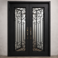 Sécurisez l'entrée de votre maison de luxe avec de magnifiques portes en fer sur mesure, des portes métalliques élégantes et des portes résidentielles en acier robustes.