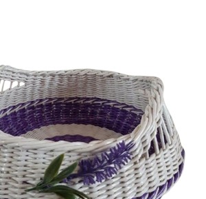 Panier en rotin blanc et violet polyvalent avec détails floraux, tissé à la main, bac de rangement décoratif pour la décoration intérieure - Product Image 2