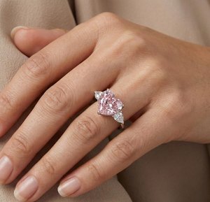 Bague artisanale en argent 925 avec trois pierres de moissanite rose vif fantaisie en forme de cœur 3 carats, idéale pour fiançailles, demande en mariage ou comme cadeau. - Product Image 3