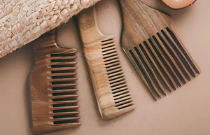 Peigne de massage à dents larges en bois naturel poli, artisanal, durable et personnalisé pour démêler les cheveux - Product Image 3