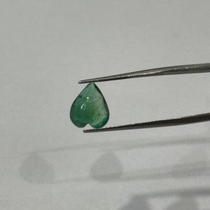 Excellente Pierre Précieuse Naturelle Émeraude Zambienne Coupe Cœur 4,06 Carats Verte Qualité AAA avec Légères Inclusions Naturelles - Product Image 5
