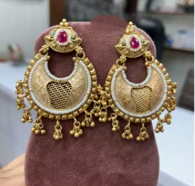 Boucles d'oreilles Rajwadi Jhumka plaquées or antique traditionnelles élégantes de haute qualité pour vêtements de mariée et ethniques pour femmes - Product Image 2