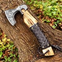 Hache Viking en Acier Forgé à Lame Gravée, Hachette Rétro Sculptée, Outil de Survie Portable pour la Randonnée, le Jardinage et la Découpe de Bois