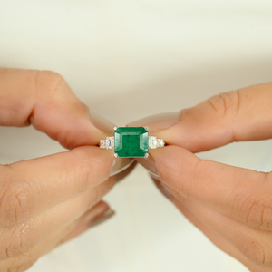 Anillo de Diseño Exquisito en Oro Blanco de 14K con Esmeralda Zambiana de Corte Octogonal de 8.5x9.5mm y Diamantes, Joyería Personalizada - Product Image 2