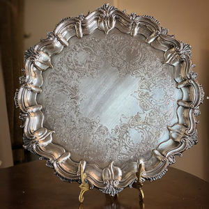 Bandeja de Servir de Metal de Diseño Nuevo en Forma Redonda, Bandeja de Metal de Diseño Clásico Plateada con Asa Decorativa - Product Image 1