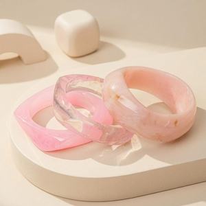 Brazaletes de Resina Hechos a Mano Belladec Premium, Color Rosa Claro Cristalino, Geométricos, Elegantes, para Fiestas - Product Image 2