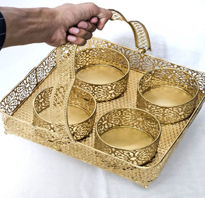 Grand panier carré doré contenant quatre récipients circulaires en métal découpés au laser, disponibles à prix de gros. - Product Image 1