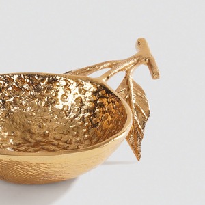 Cuenco de metal dorado con forma de granada para servir aperitivos. Diseño texturizado de alta calidad para decoración de hogares de lujo a precio de mayorista - Product Image 5