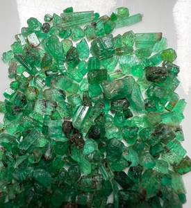 คริสตัลอัญมณีมรกตสีเขียวธรรมชาติจากปัญจเชอร์ อัฟกานิสถาน อัญมณีดิบคุณภาพพรีเมียมสำหรับใช้ตัดทำเครื่องประดับ - Product Image 1