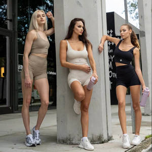 Ensemble deux pièces confortable pour le yoga : haut court à manches longues ajouré pour femme et leggings évasés taille haute – Qualité supérieure - Product Image 6