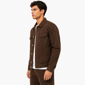 Veste en jean polyvalente pour homme, fabriquée avec un tissu résistant et un style classique, offrant un confortable effet superposé pour les tenues décontractées et les voyages. - Product Image 2