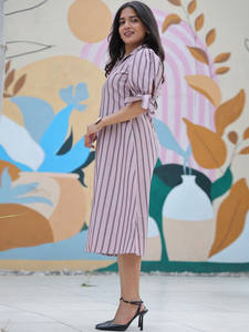 Robe midi formelle d'été en georgette écologique à imprimé floral, taille naturelle, manches courtes, col et fermeture à cordon - Product Image 3