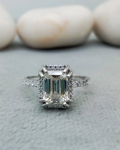 Bague de fiançailles et de mariage tendance en argent 925 plaqué or rhodié, sertie de diamants VVS taille brillant solitaire fantaisie sur mesure - Product Image 1