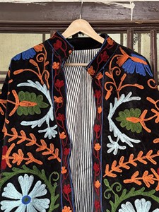 Chaqueta de terciopelo negro para mujer, estilo suzani, con bordado floral, manga larga, cuello alto, hecha a mano, estilo prairie chic, ropa de abrigo para invierno. - Product Image 2